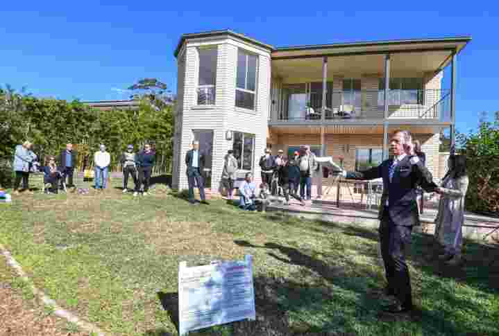 悉尼拍卖：缩减房屋没有保留在大众人群面前有1,871,000美元