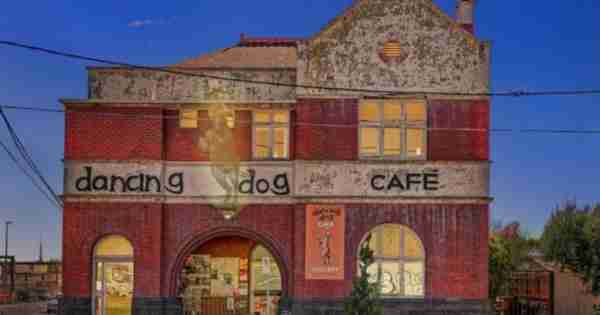 当地社区集团反对开发商的集会拯救标志性的足斯克莱舞蹈狗咖啡馆大楼