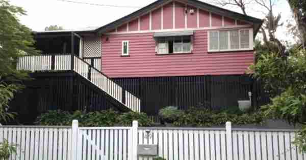 买家可以思考粉红色的房子外部