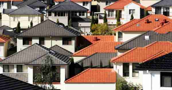 持有的利率但房屋市场可能会迫使未来削减