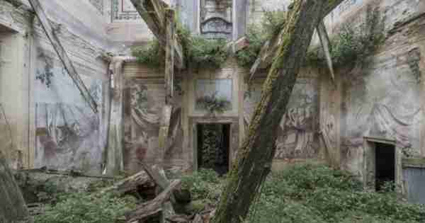 坐空的被放弃的豪宅在欧洲