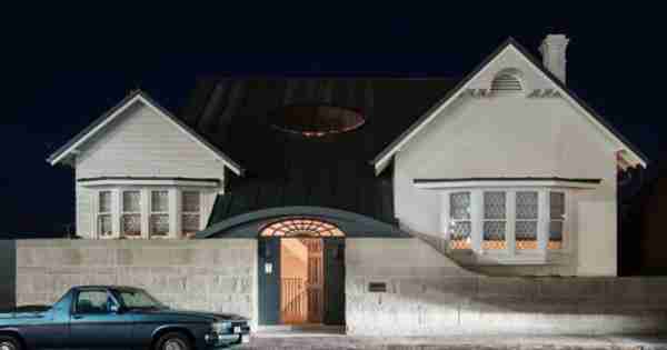 Twin-Peaks House Renovation减去20世纪80年代的风格，增加了新曲线