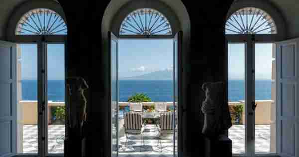 在别墅里，阿斯特岛，一个假期为阿斯索斯，是20世纪初的最富有的家庭之一