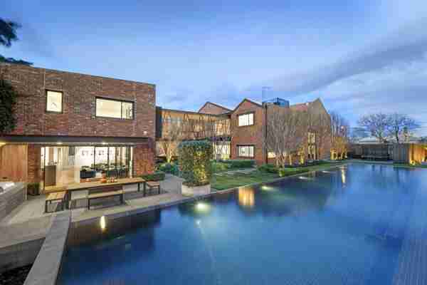 村路路标BOSS Clark Kirby's $ 17M-Plus Armadale Bakery转换和Toorak Trophy Home Top Top.