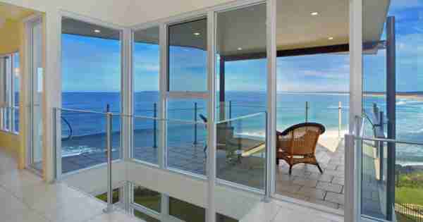 屡获殊荣的Culburra Beach Home酒店提供海景，提供齐全的家具